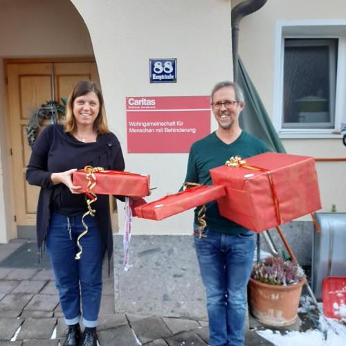 Übergabe der Geschenke