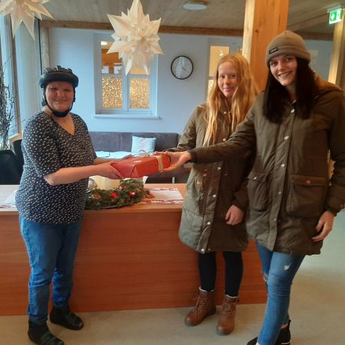 Das Weihnachtsgeschenk wird bei der Caritas Zweigstelle Landeck übergeben.