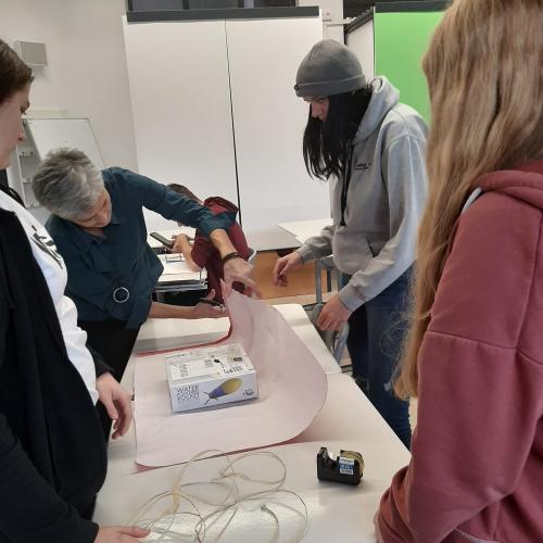 Die Schülerinnen der Klasse 2 LMH verpackten das Geschenk  liebevoll