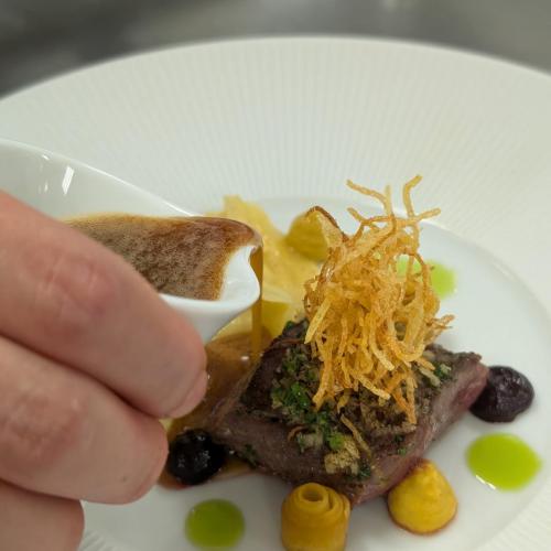 5 Trainings – Junior Master Chef 2026  Fünf intensive Trainings liegen bereits hinter uns. Ein großes Dankeschön an Patrick Landerer, Klaus Kneringer, Lukas Neiner und Luca Wille für ihre Unterstützung und ihren Einsatz als Trainer und Helfer, die unsere Nachwuchstalente mit ihren Erfahrung und Fachwissen begleitet haben.  Gemeinsam fördern wir die Leidenschaft fürs Kochen und zeigen, was unsere Jugend alles kann!