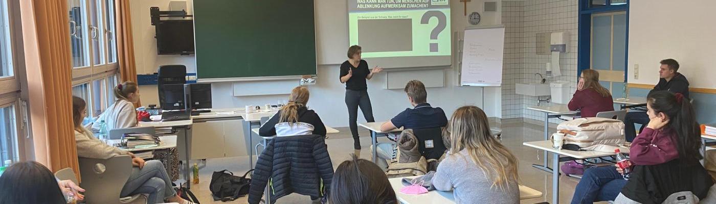 © Lechleitner Frau Mag. Einwanger erläutert die Unfallursache Ablenkung