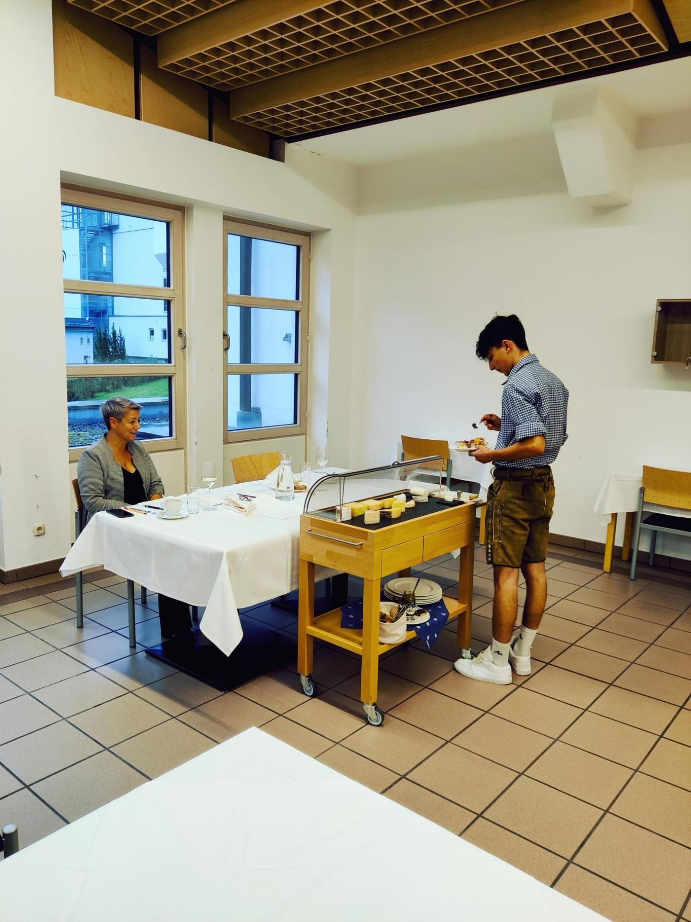 Arbeiten am Tisch des Gastes