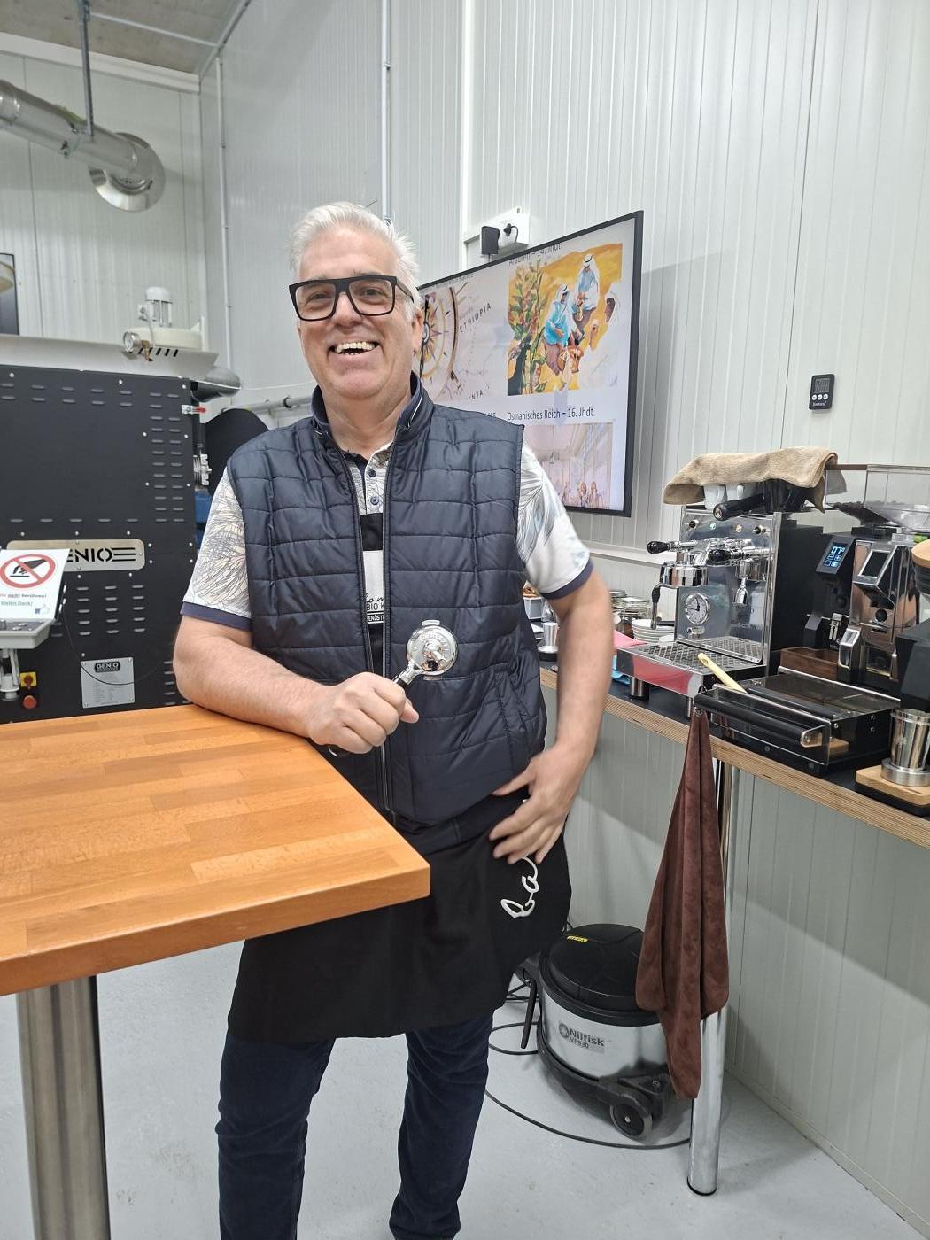 Thomas Hofer in der Rösterei