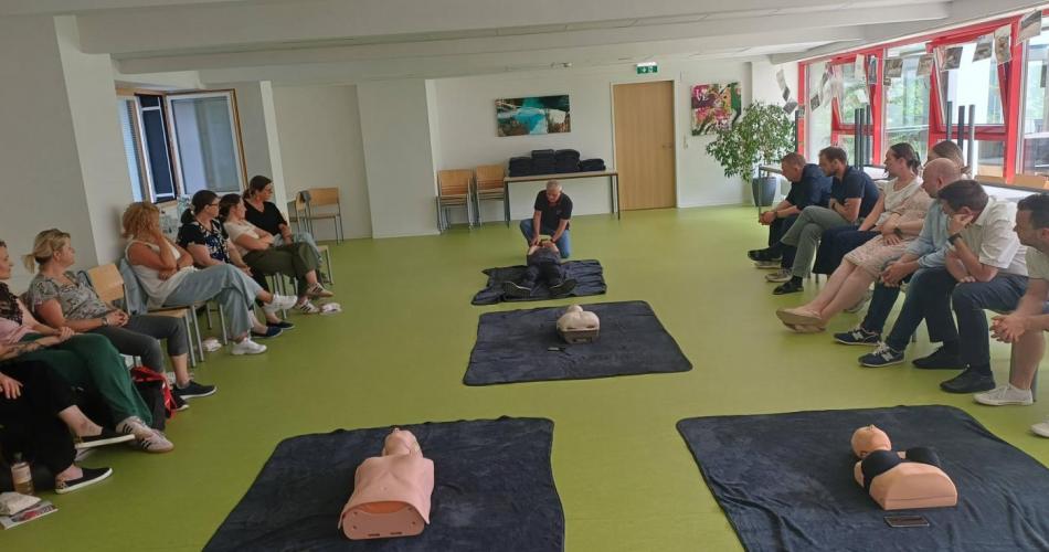 Lehrer trainieren Erste Hilfe